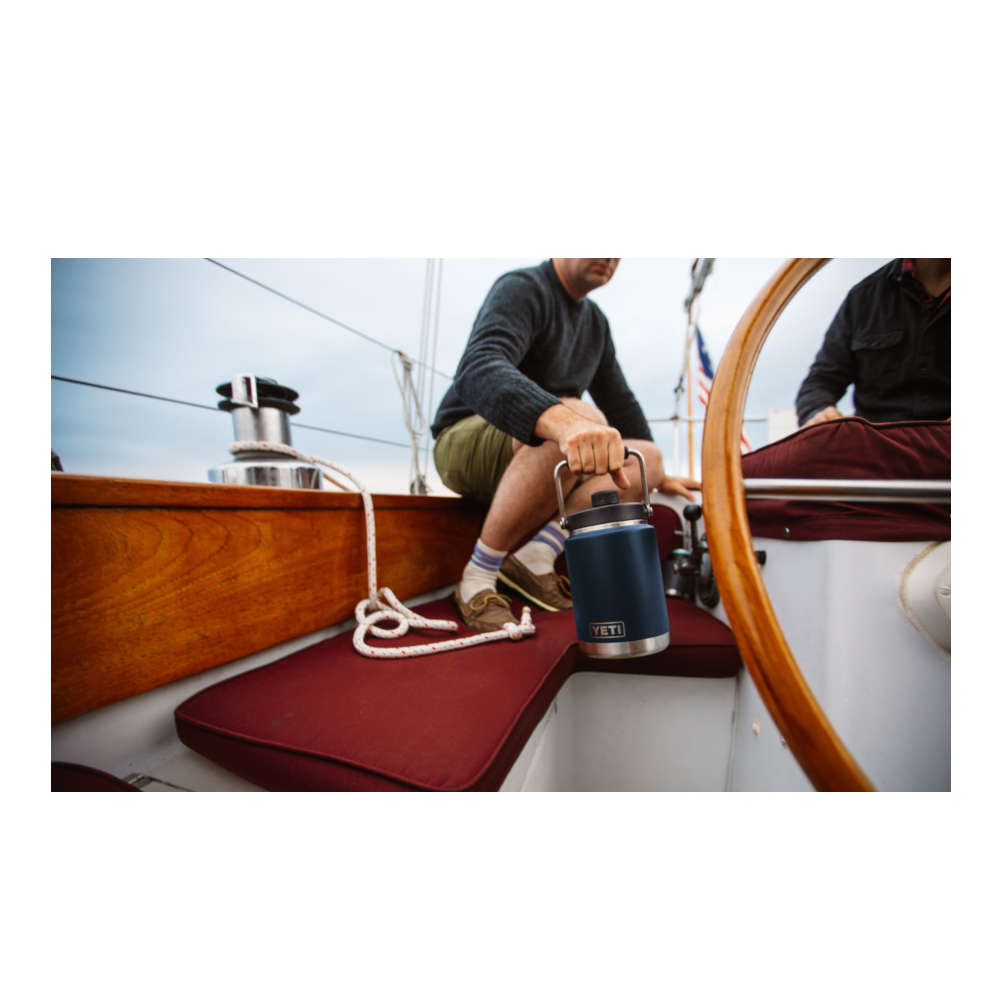 YETI - Rambler Half Gallon Jug 1,9 L // Navy fra YETI - billede nr. 3 hos GrejFreak.dk