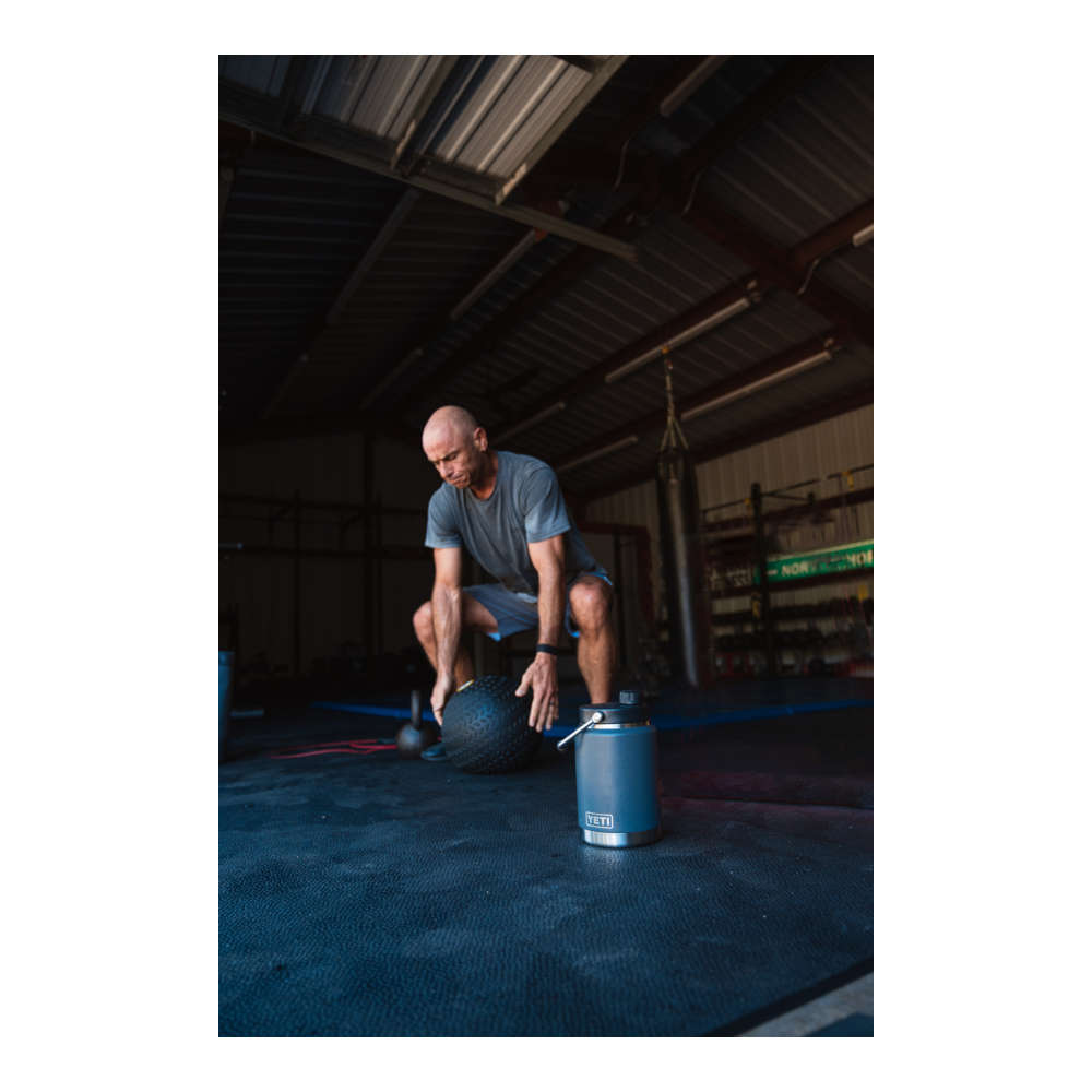 YETI - Rambler Half Gallon Jug 1,9 L // Navy fra YETI - billede nr. 6 hos GrejFreak.dk