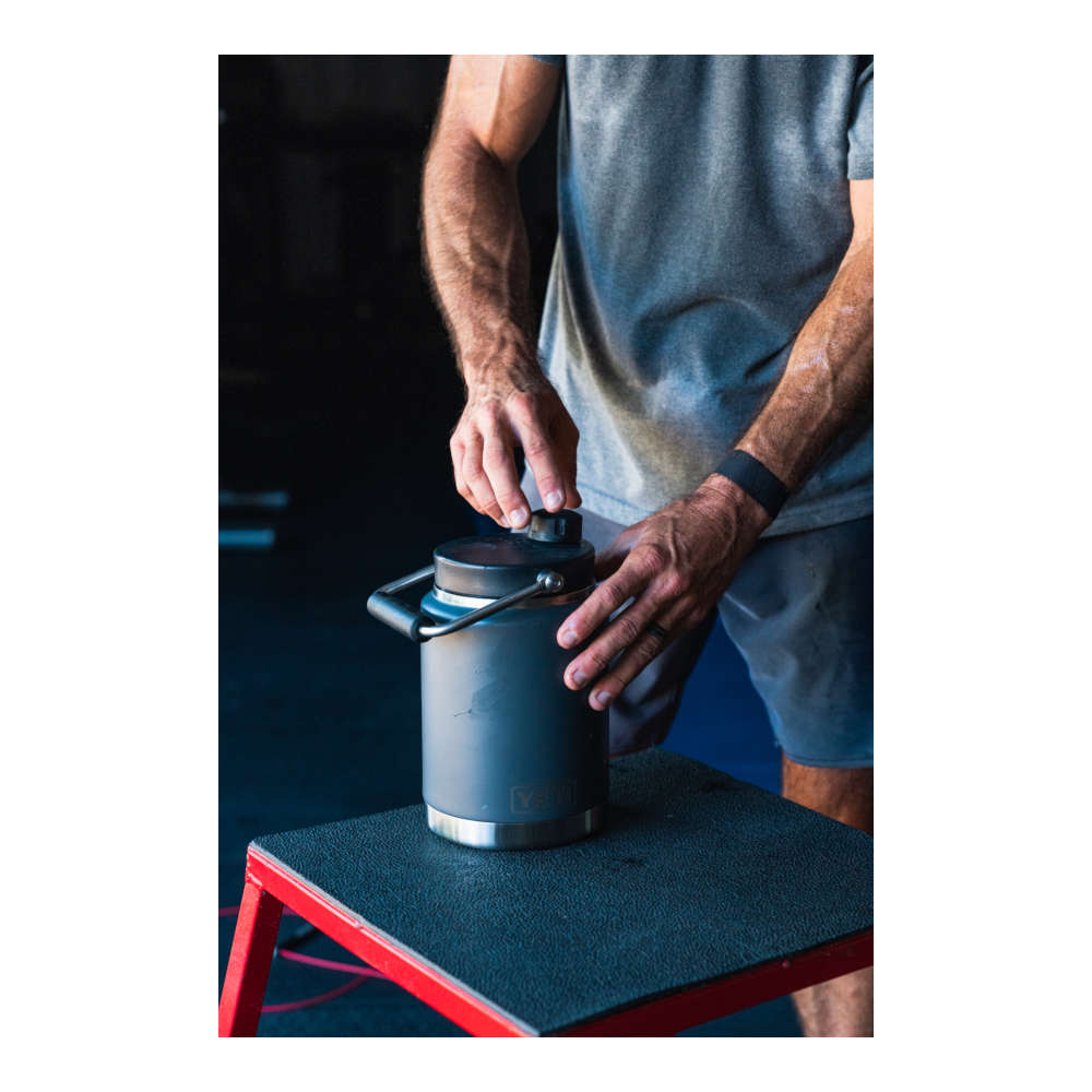 YETI - Rambler Half Gallon Jug 1,9 L // Sort fra YETI - billede nr. 7 hos GrejFreak.dk