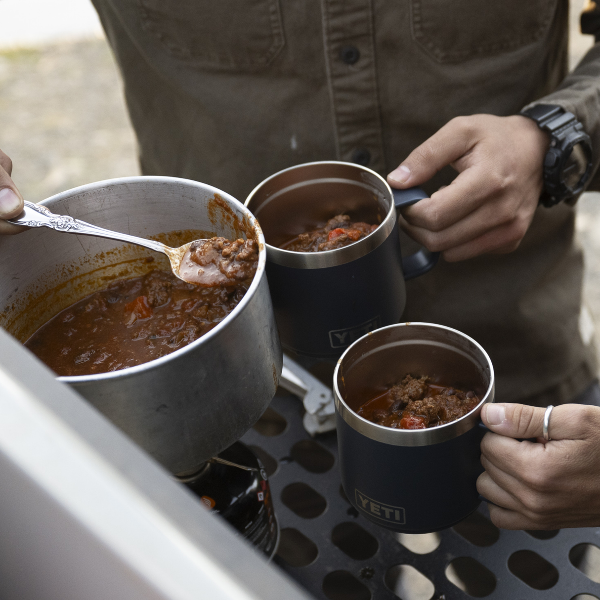 YETI - Rambler Mug 295 ml // Mørkeblå fra YETI - billede nr. 4 hos GrejFreak.dk