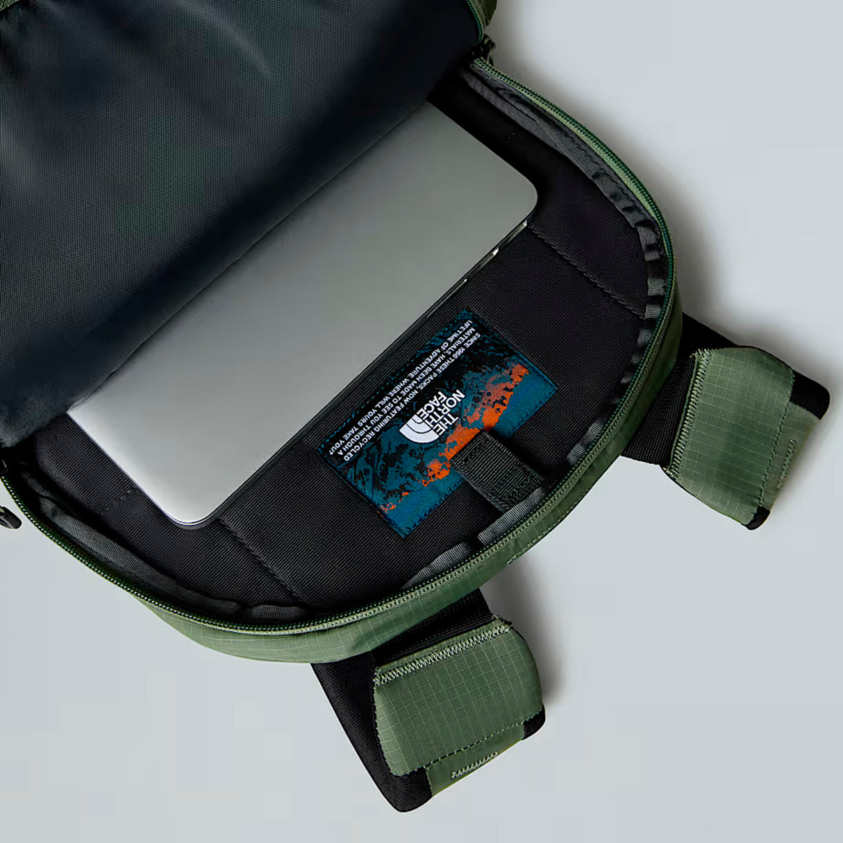 The North Face - Borealis Rygsæk 28L // Bark Mist/ Sort fra The North Face - billede nr. 2 hos GrejFreak.dk