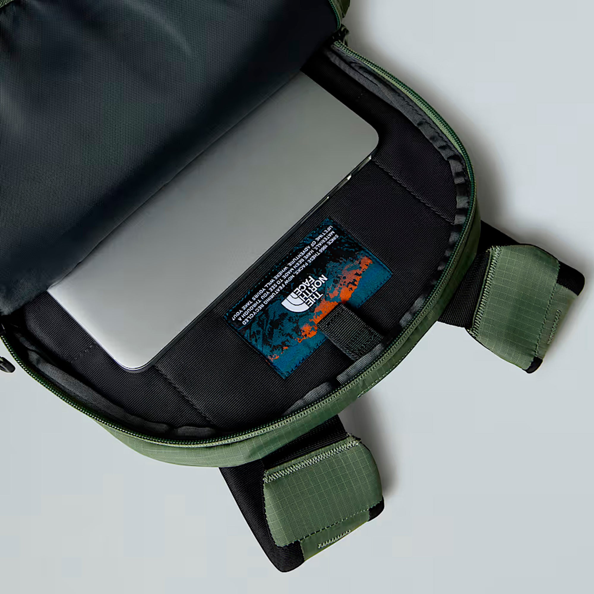 The North Face - Borealis Rygsæk 28L // Bark Mist/ Sort fra The North Face - billede nr. 2 hos GrejFreak.dk