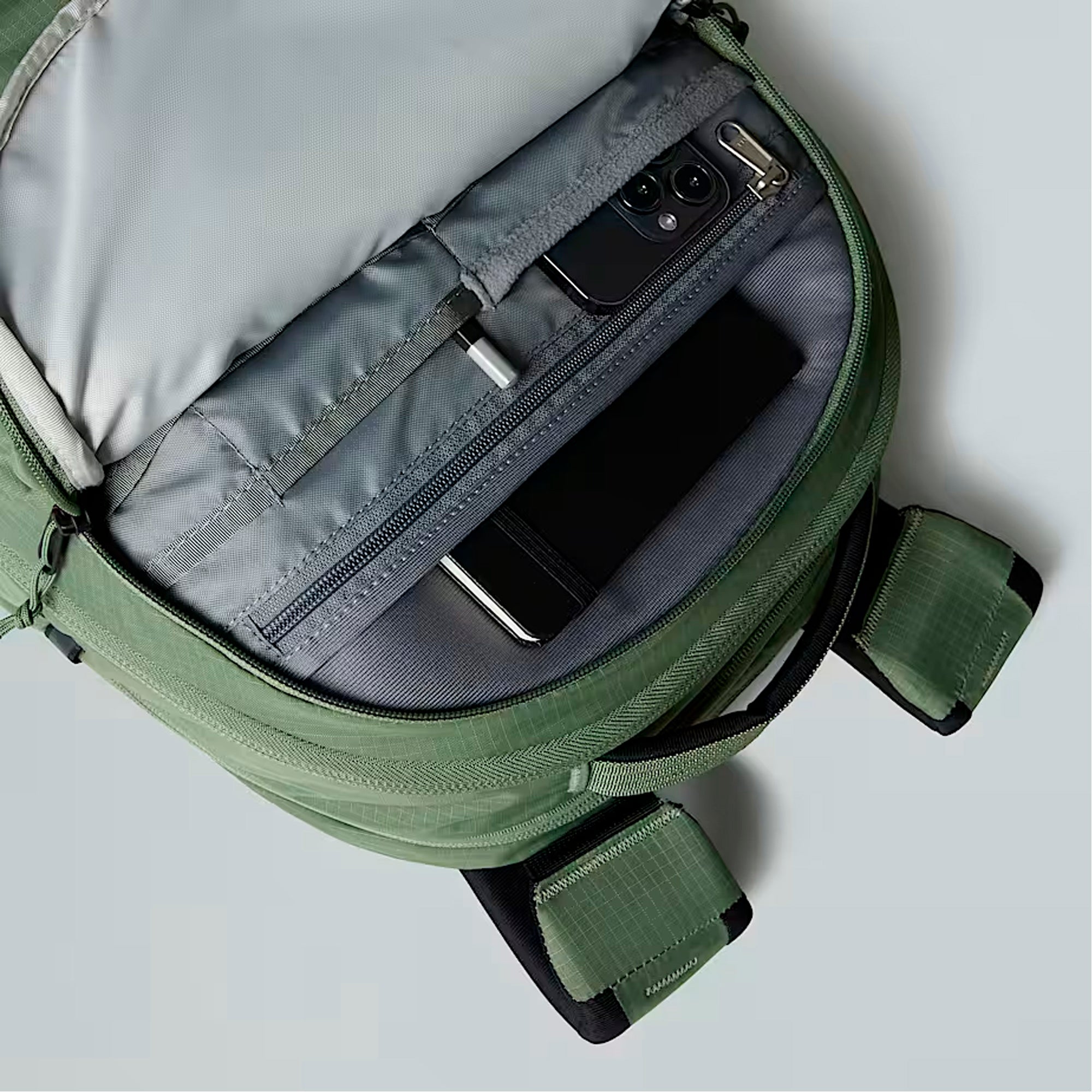 The North Face - Borealis Rygsæk 28L // Bark Mist/ Sort fra The North Face - billede nr. 3 hos GrejFreak.dk