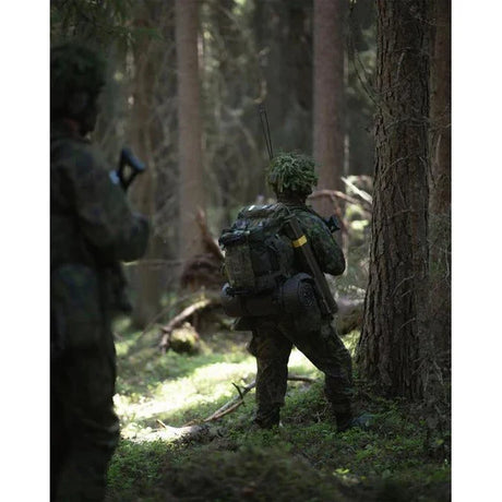 Personer på militærøvelse i skoven