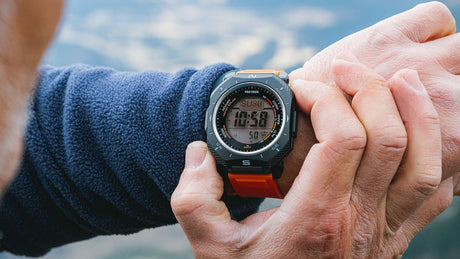 Casio Pro Trek  med et naturlandskab i baggrunden 
