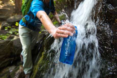 Lifestraw Go vandslaske i hånden