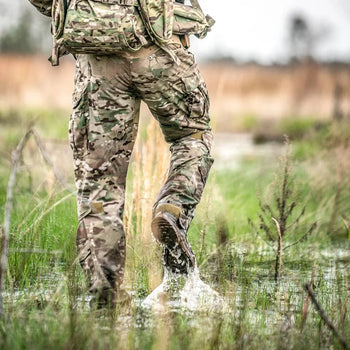 Militær person går gennem naturen