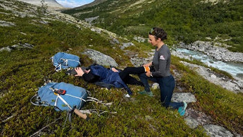 Kvinde udøver førstehjælp i naturen 