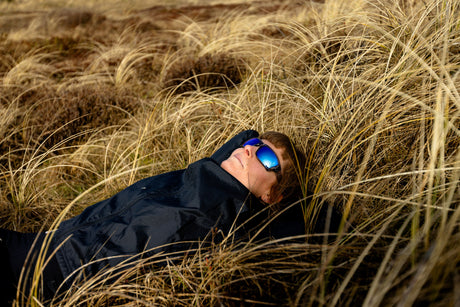 person slapper af i græsset med Wiley X Briller med CAPTIVATE teknologi