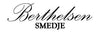 Logo for Berthelsen Smedje med elegant kursiv skrift og klassisk typografi på hvid baggrund.