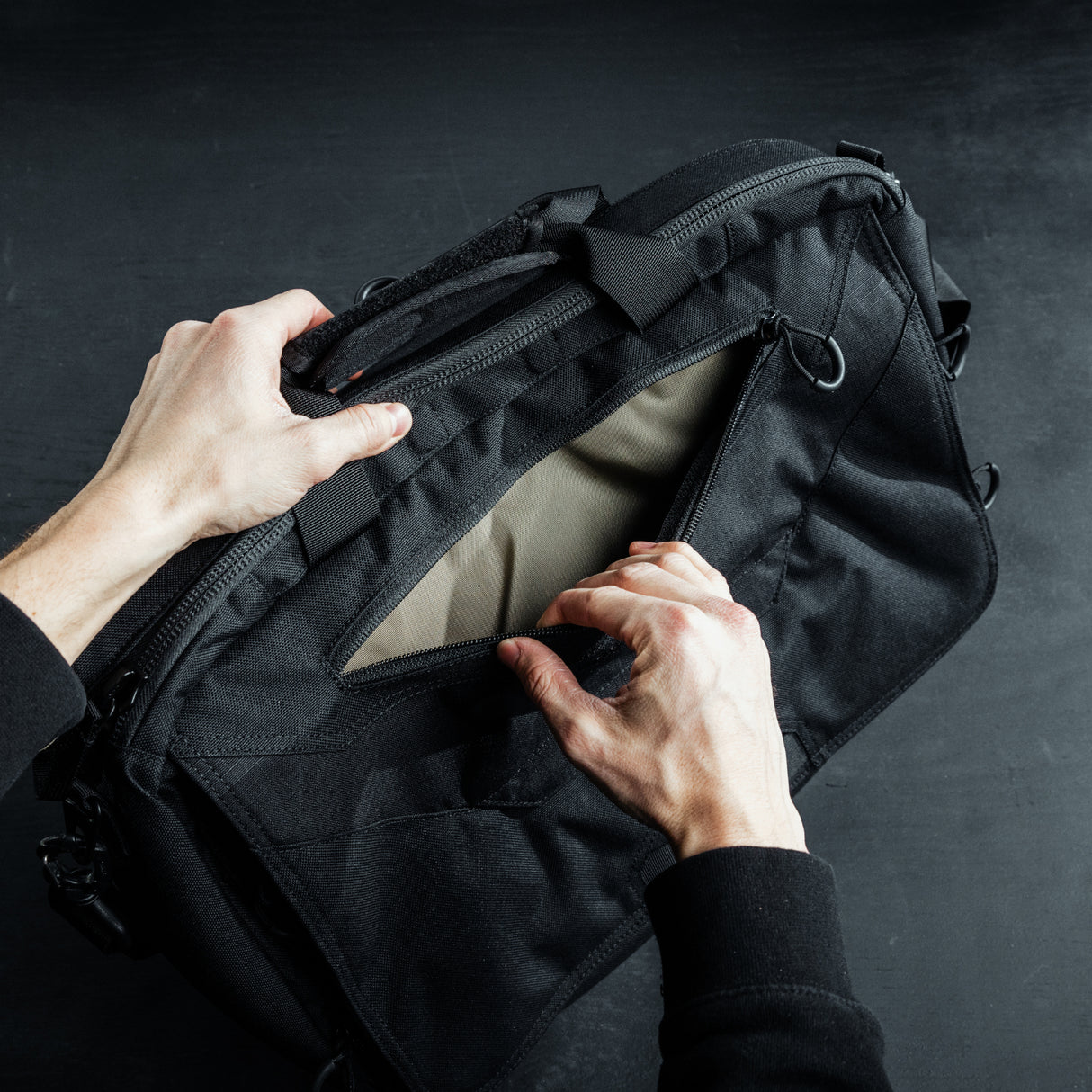 Eberlestock - Executive Brief Skuldertaske 17L // Grå