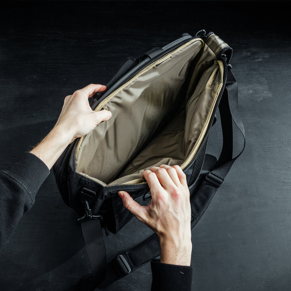 Eberlestock - Executive Brief Skuldertaske 17L // Grå
