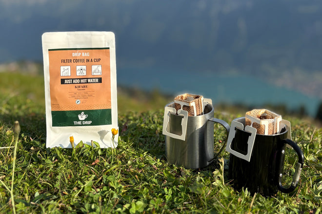 The Drip kaffe i kopper udendørs med filterkaffe poser